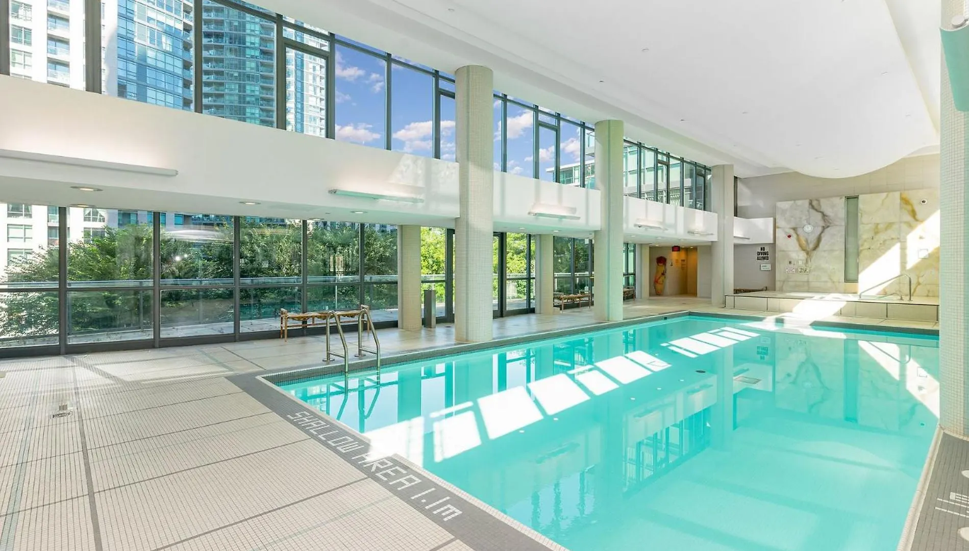 2 Bedroom Waterfront Condo Downtown W/ Free Parking Toronto Canadá