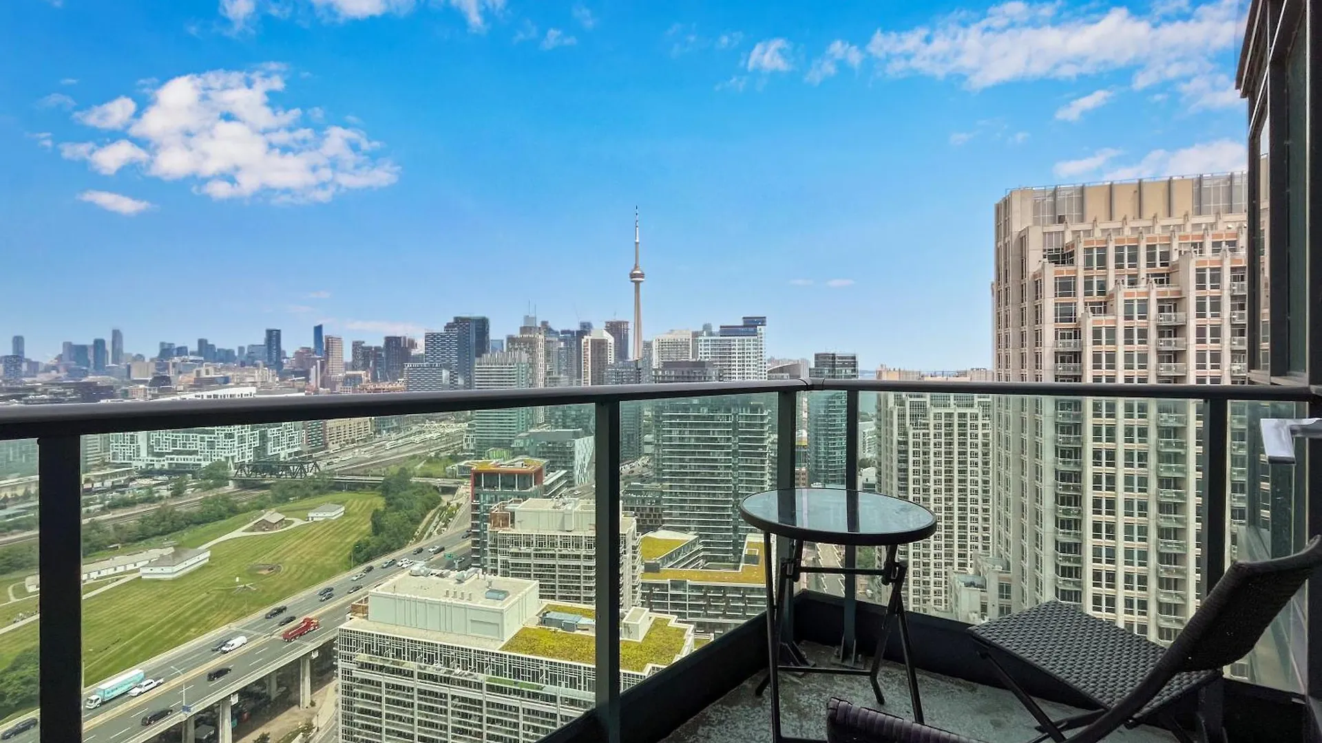 Apartamento 2 Bedroom Waterfront Condo Downtown W/ Free Parking Toronto Canadá