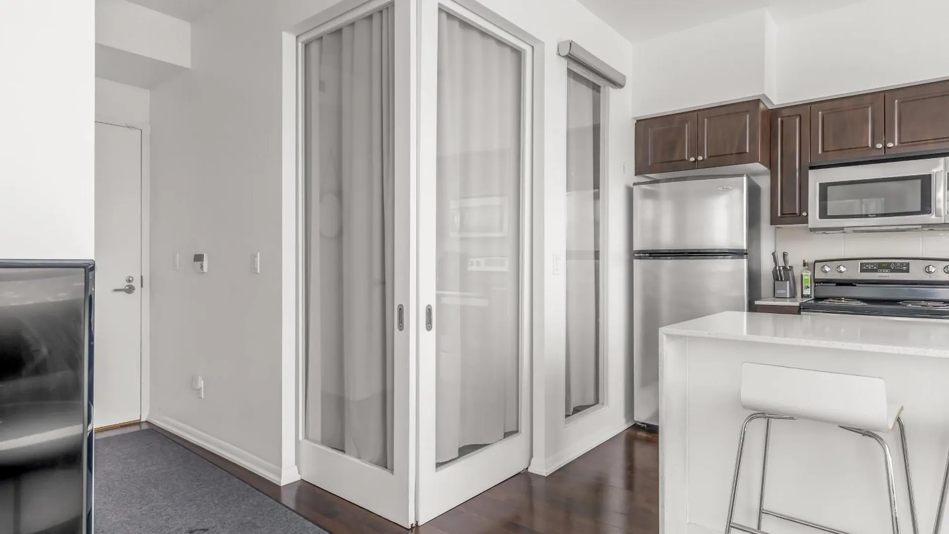 2 Bedroom Waterfront Condo Downtown W/ Free Parking Toronto