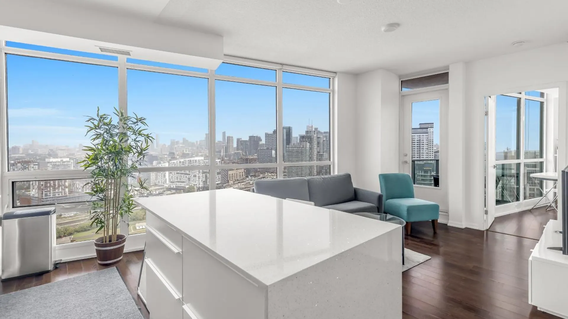 2 Bedroom Waterfront Condo Downtown W/ Free Parking Toronto 0*,  Canadá