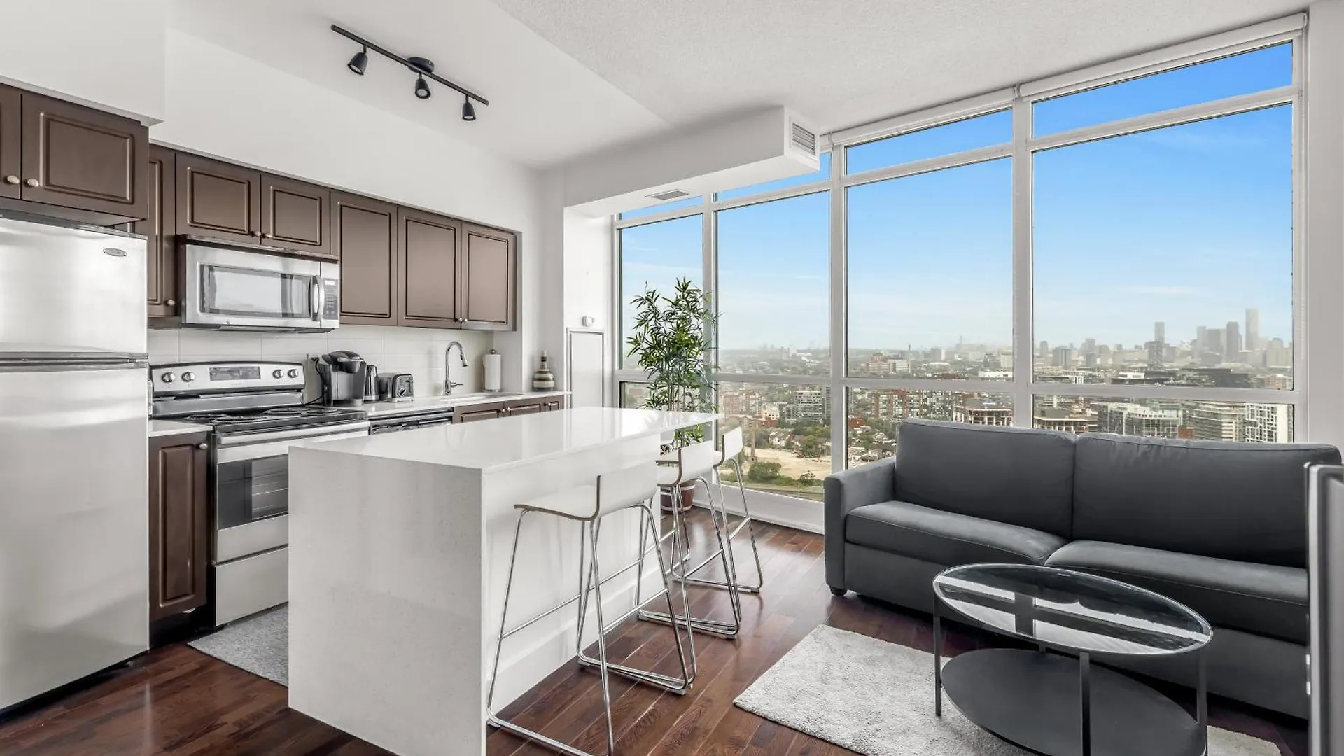 2 Bedroom Waterfront Condo Downtown W/ Free Parking Toronto