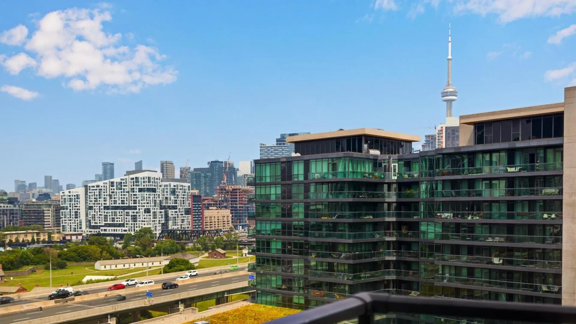 2 Bedroom Waterfront Condo Downtown W/ Free Parking Toronto Apartamento