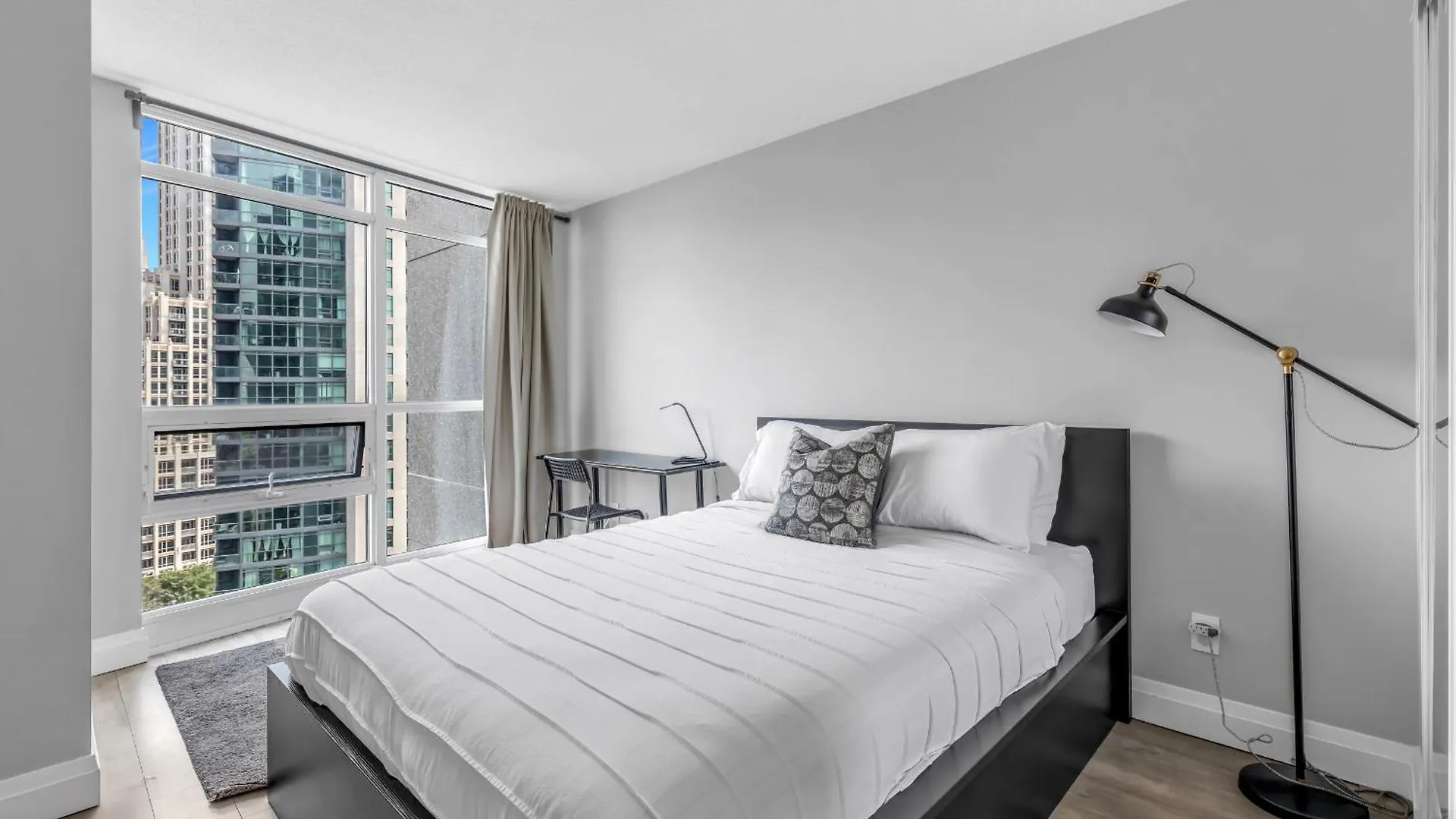 2 Bedroom Waterfront Condo Downtown W/ Free Parking Toronto 0*,