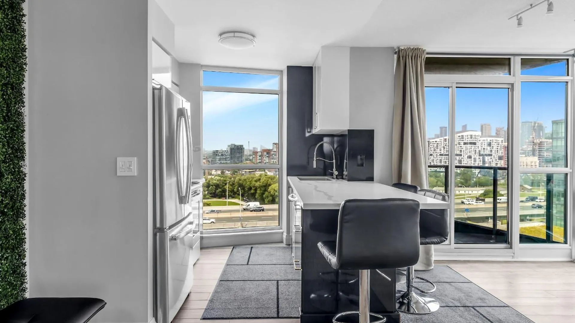 2 Bedroom Waterfront Condo Downtown W/ Free Parking Toronto 0*,  Canadá