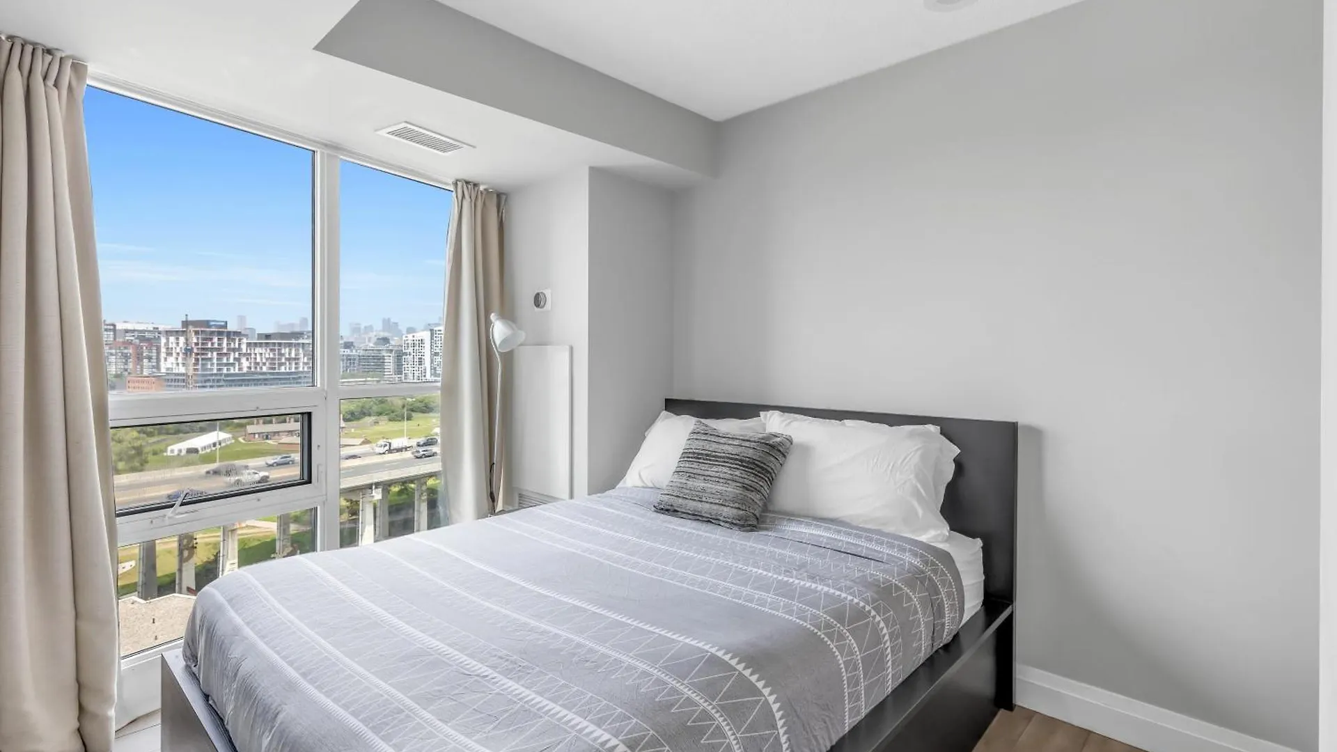 2 Bedroom Waterfront Condo Downtown W/ Free Parking Toronto Apartamento