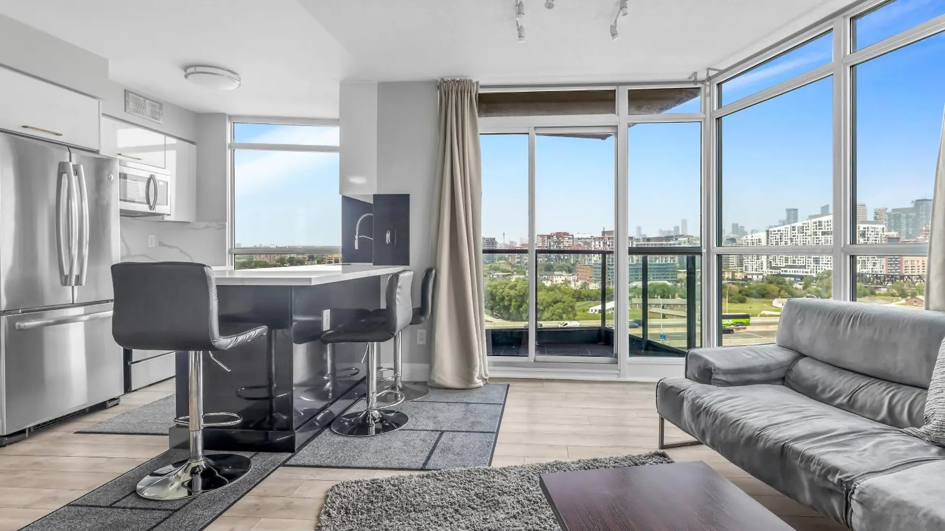 2 Bedroom Waterfront Condo Downtown W/ Free Parking Toronto 0*,  Canadá