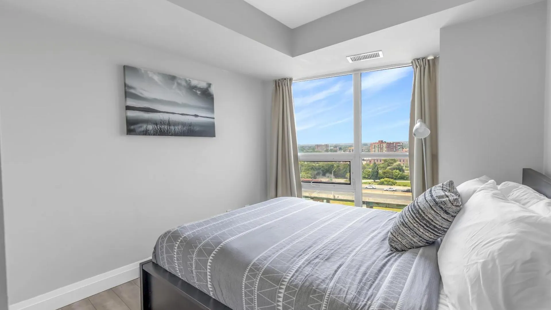 2 Bedroom Waterfront Condo Downtown W/ Free Parking Toronto