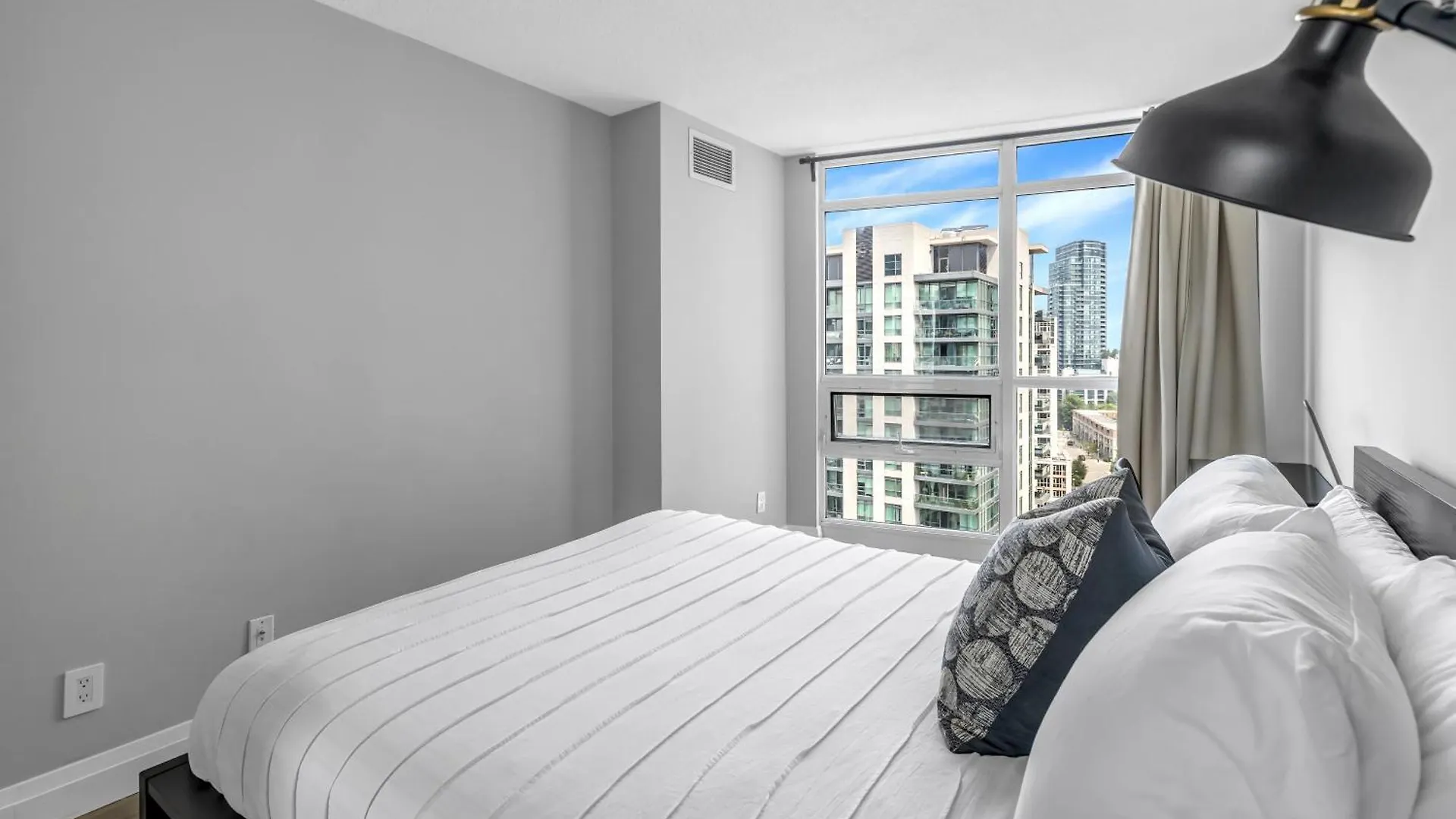 2 Bedroom Waterfront Condo Downtown W/ Free Parking Toronto Apartamento